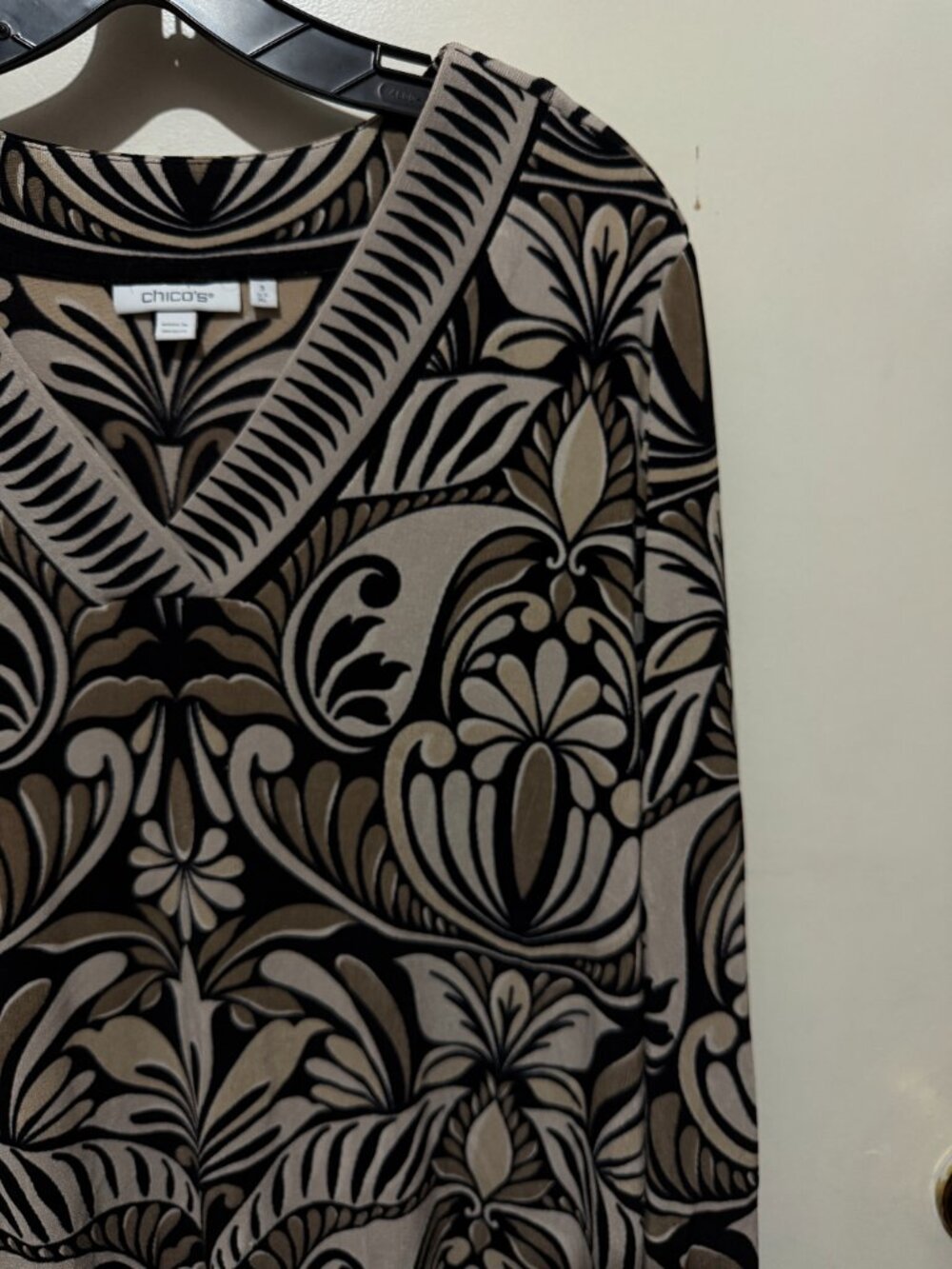 Chico's Size 3 XL Black Beige Paisley Scroll V-Neck Long Sleeve Tunic Top - Picture 8 of 16